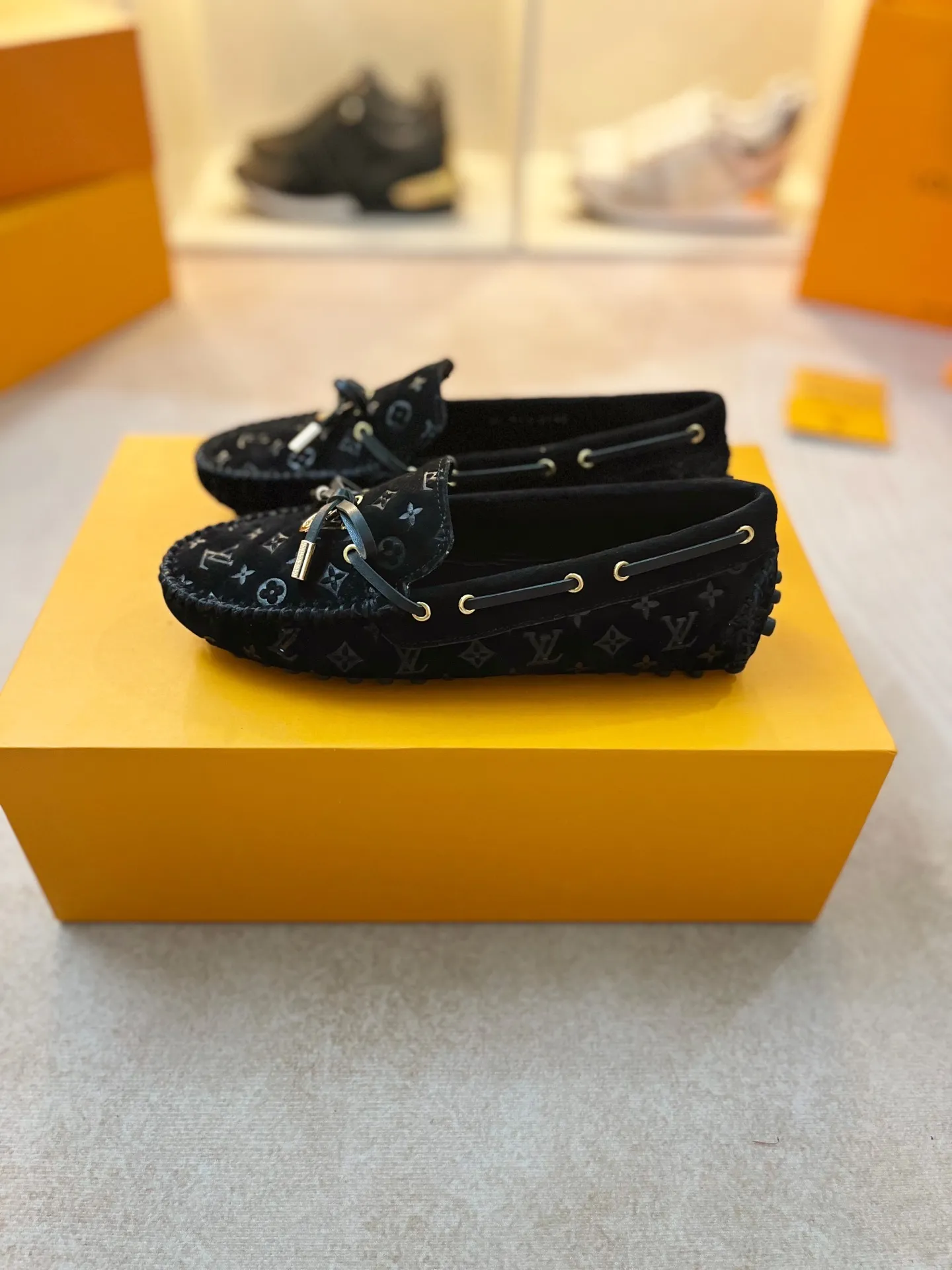 p460💰Couple model❤️🇫🇷 𝙇𝙤𝙪𝙞𝙨 𝙑𝙪𝙞𝙩𝙩𝙤𝙣 🇫🇷Louis Vuitton 2023 Classic𝓛𝓿 𝓣𝓻𝓪𝓲𝓷𝓮𝓻 Sports Series ➪➪➪¯ [Arizona Doudou Shoes Series] ▪️▪️▪️Arizona slip-on shoes are made of Monogram Eclipse canvas. Its hand-painted and dyed edges and hand-sewn uppers fully demonstrate Louis Vuitton's traditional shoemaking craftsmanship. This slip-on shoe is very lightweight. The integrated tongue and upper make it particularly comfortable and flexible. The soft outsole is equipped with rubber padding. Decorated with matching sash. Detailed features: ☑️Monogram Eclipse canvas ☑️Black Eclipse pattern ☑️Hand-painted shoe edges ☑️Hand-sewn uppers (each pair takes time to process) ☑️Integrated tongue and upper construction ☑️Outsole equipped with rubber lining ☑️size: 35_46